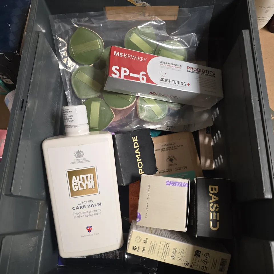 APPROXIMATELY 15 ASSORTED HEALTH & BEAUTY PRODUCTS TO INCLUDE L'OREAL ELVIVE HYDRA PURE, PLANET SPA PILLOW MIST, RITUALS SHAMPOO ETC - COLLECTION ONLY
