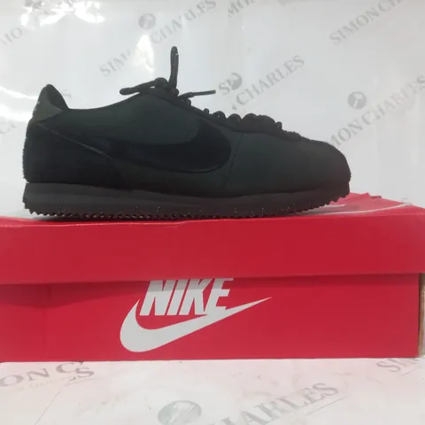 BOXED PAIR OF NIKE DEEP FOREST GREEN TRAINERS - UK 6