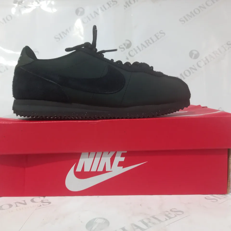 BOXED PAIR OF NIKE CORTEZ PRM SHOES IN BLACK UK SIZE 6
