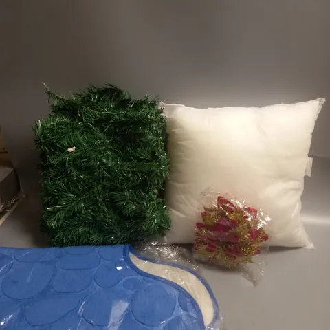 BOX OF APPROXIMATELY 10 ASSORTED ITEMS TO INCLUDE - GARLAND - BLUE BATHROOM MAT - CUSHION ETC