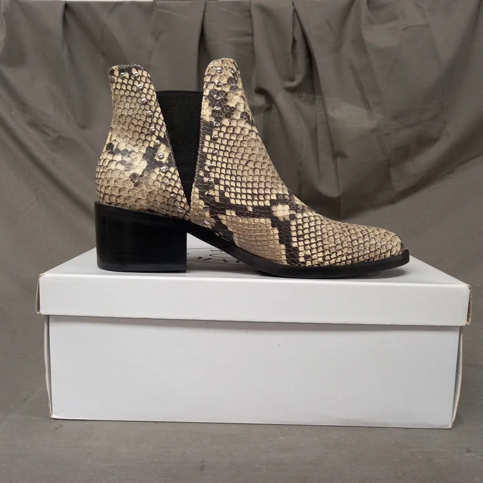 BOXED STEVE MADDEN CADE LEATHER ANKLE BOOT IN BEIGE EU SIZE 37 (ONE SHOE ONLY)