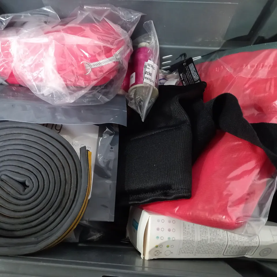 BOX OF APPROXIMATELY 10 ASSORTED ITEMS TO INCLUDE - JOIE SPUD DUDE - GRIP STRENGTH TRAINER - HAIRY COO ECT