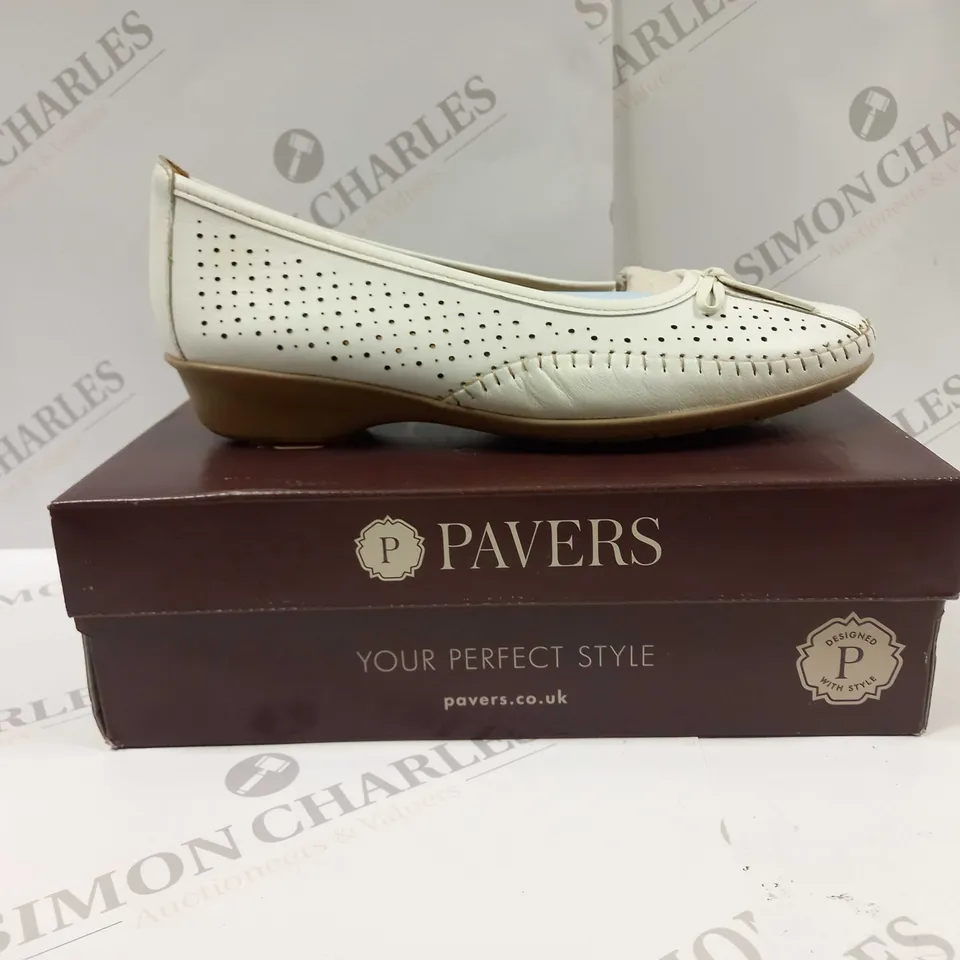 BOXED PAIR OF PAVERS NAP35019 SHOES UK SIZE 8