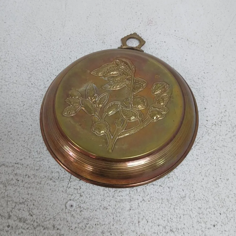 ROUND METAL TRINKET BOX WITH ENGRAVED FLORAL LID