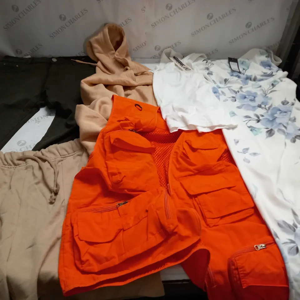 LARGE QUANTITY OF CLOTHING ITEMS TO INCLUDE DRESSES, SWEATERS, JEANS, T-SHIRTS, ETC