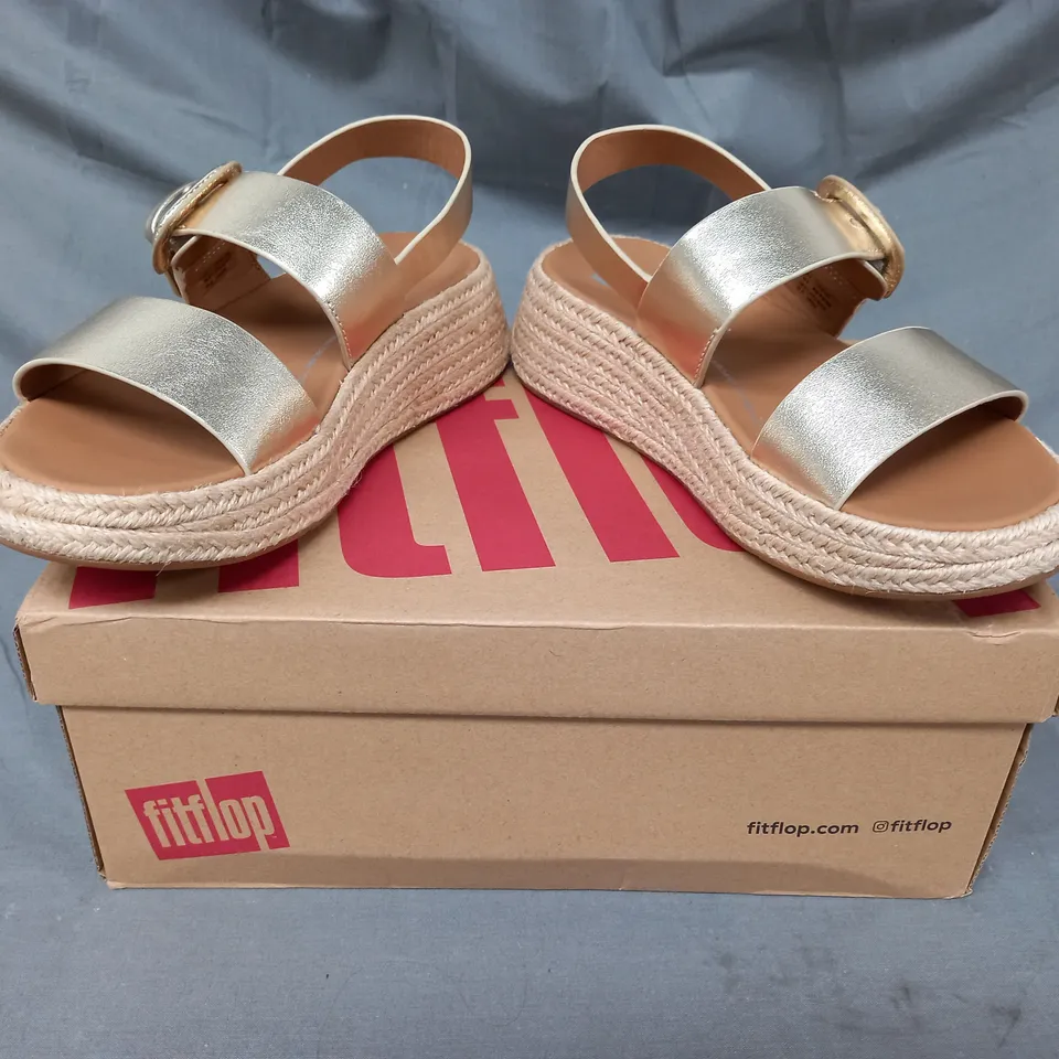 BOXED PAIR OF FITFLOP PLATFORM SANDALS IN METALLIC GOLD UK SIZE 4