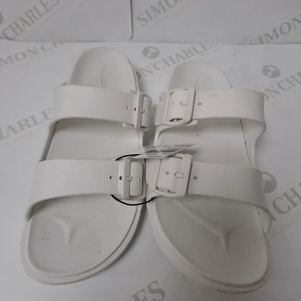 SKECHERS WHITE OPEN TOE SANDALS SIZE 5