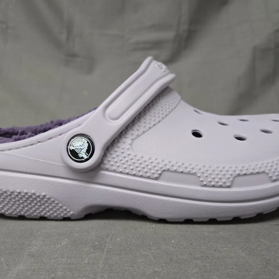 PAIR OF CROCS CLASSIC LINED CLOGS IN LILAC UK SIZE M5/W6