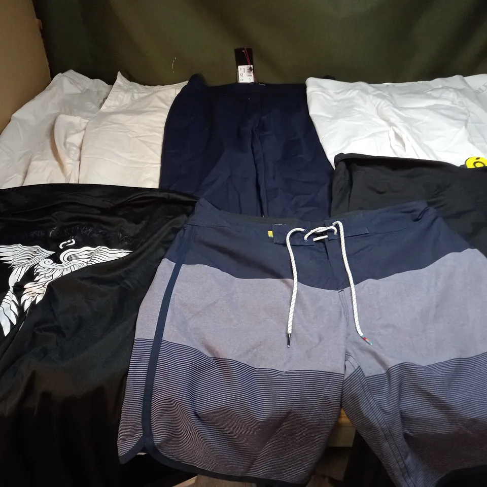 LARGE QUANTITY OF CLOTHING ITEMS TO INCLUDE DRESSES, SWEATERS, JEANS, T-SHIRTS, ETC