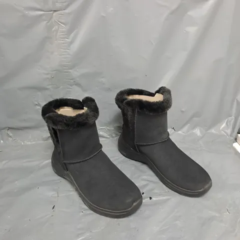 BOXED PAIR OF SKETCHERS ON THE GO BLACK BOOTS SIZE 6.5