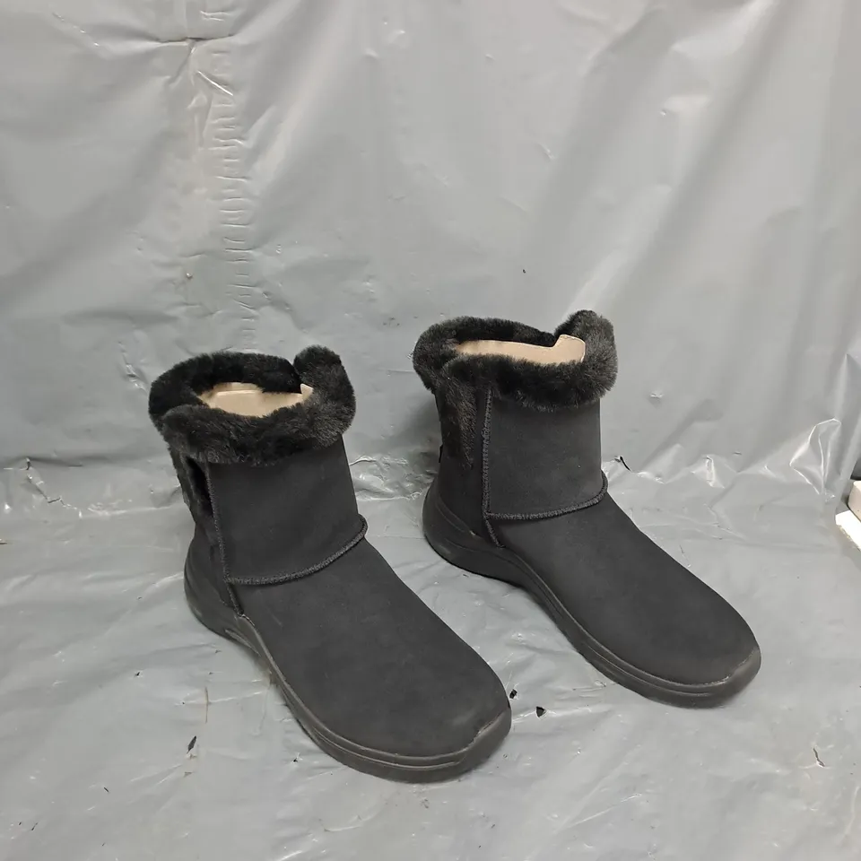 BOXED PAIR OF SKETCHERS ON THE GO BLACK BOOTS SIZE 6.5