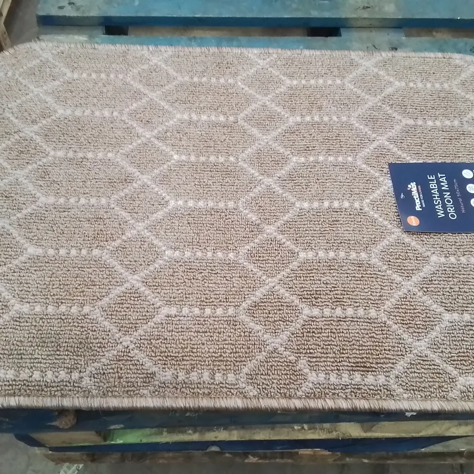 QUALITY DESIGNER AREA RUG - APPROXIMATELY 75X50CM