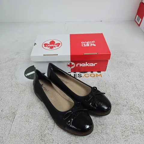 RIEKER WOMEN’S BLACK PATENT BALLET FLATS – UK 6 (EU 39) – BOXED