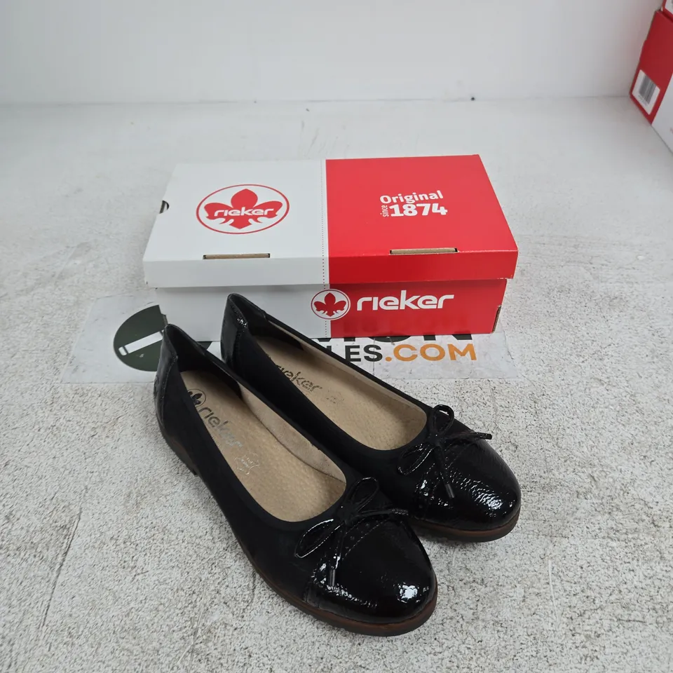 RIEKER WOMEN’S BLACK PATENT BALLET FLATS – UK 6 (EU 39) – BOXED