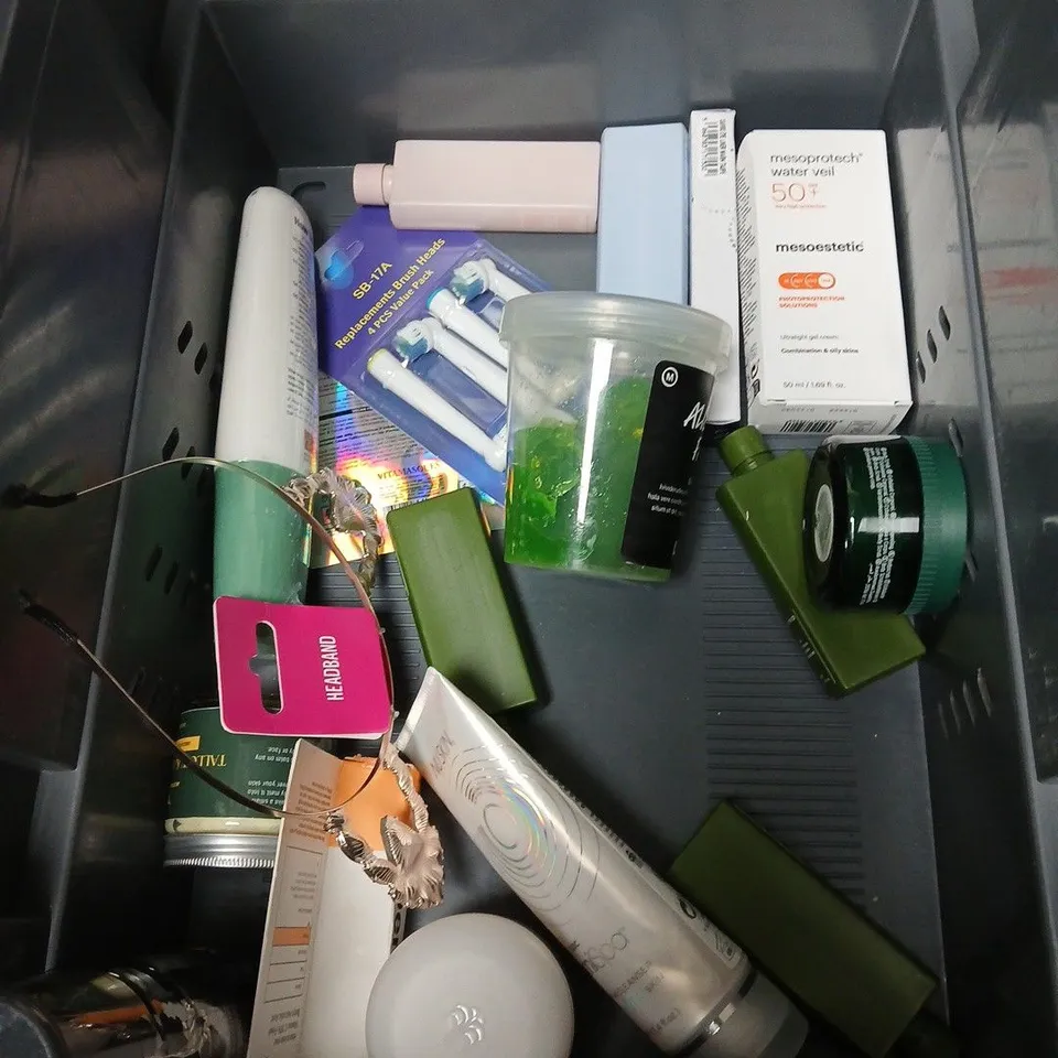 APPROXIMATEY 20 ASSORTED HEALTH AND BEAUTY PRODUCTS TO INCLUDE GLITTER EYESHADOW, TENDRINA HAND AND BODY LOTION AND VO5 HAIR GEL