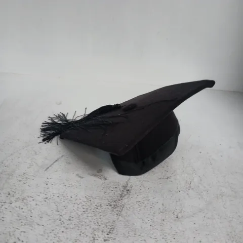 CHURCHILL GOWNS GRADUATION CAP (MORTARBOARD) – BLACK, SIZE M