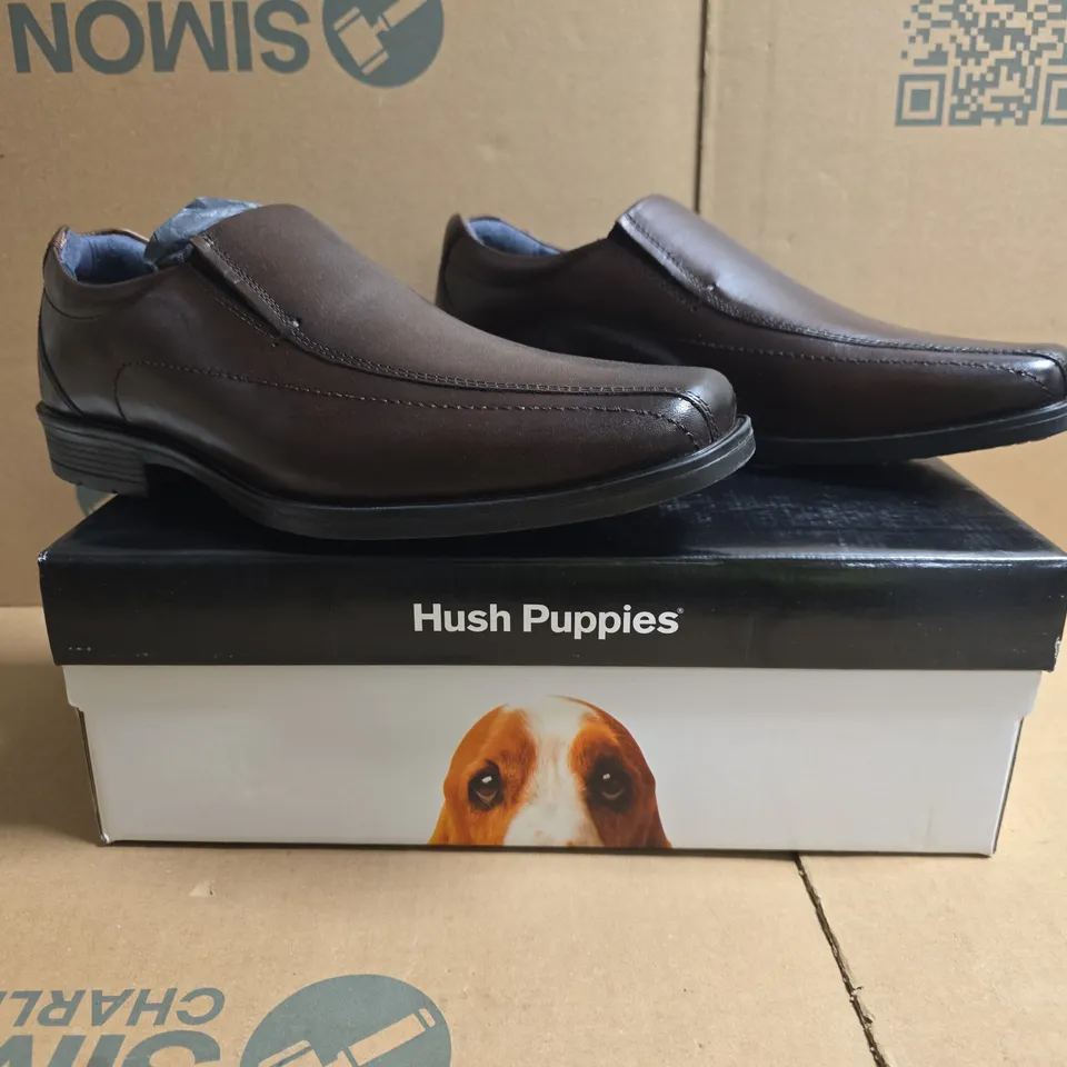 BOXED PAIR OF HUSH PUPPIES BRODY SLIP-ON SHOES IN CHOCOLATE SIZE UK 7