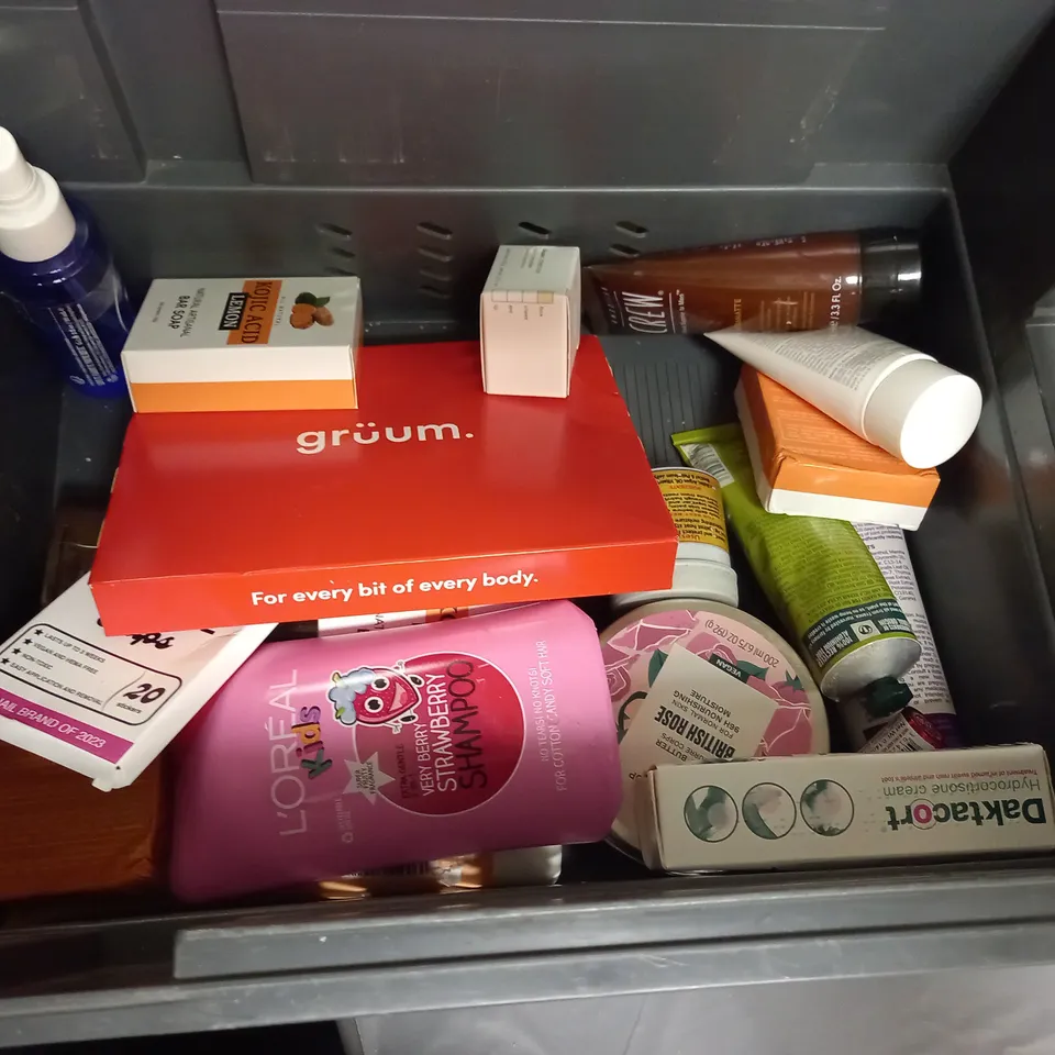 BOX OF APPROXIMATELY 20 COSMETIC ITEMS TO INCLUDE - JOHNSON'S BABY LOTION -  GARNIER ULTIMATE BLENDS KIDS SHAMPOO - VASELINE BODY OIL - ETC 
