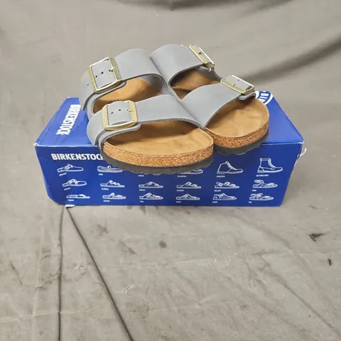 BOXED PAIR OF BIRKENSTOCK ARIZONA SANDALS IN BASALT GREY SIZE 5
