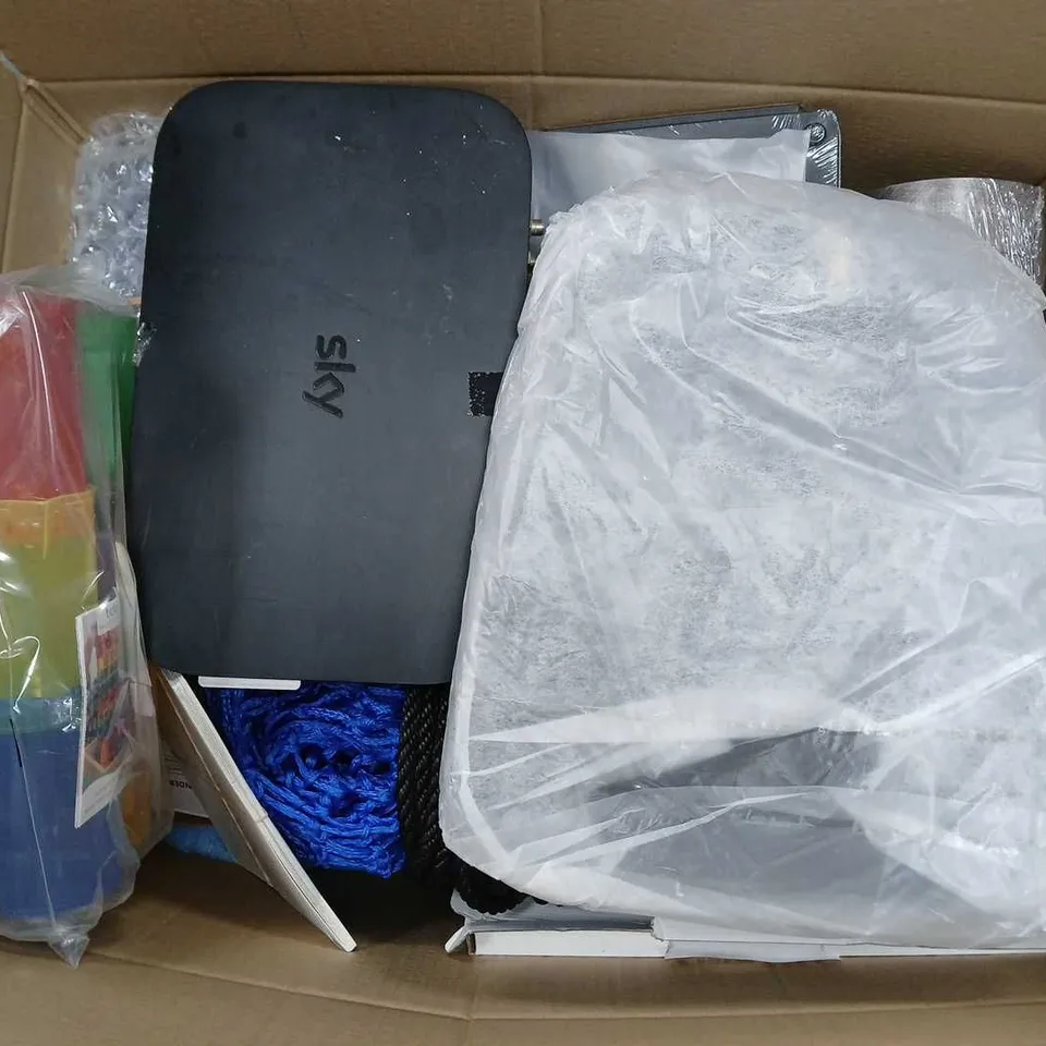 APPROXIMATELY 20 ASSORTED HOUSEHOLD ITEMS TO INCLUDE SKY BOX, SMALL BAG, COLOURED BEAKERS, ETC