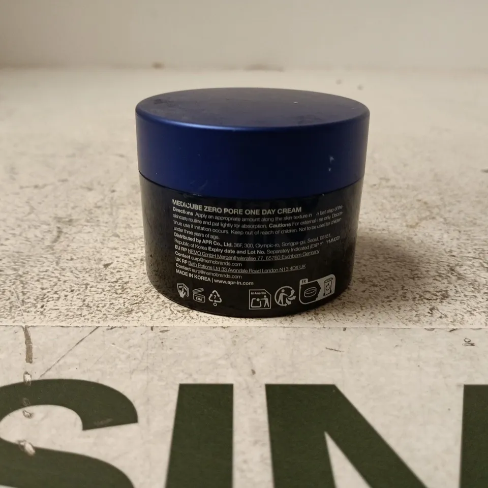 MEDICUBE ZERO PORE ONE DAY CREAM (50 ML) – BLUE LID