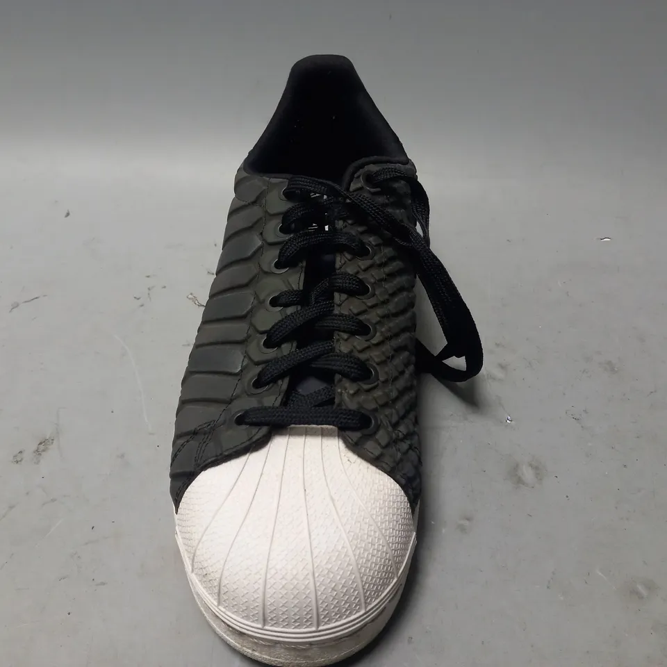 PAIR OF ADIDAS SHOES IN BLACK/PEARLESCENT UK SIZE 10.5
