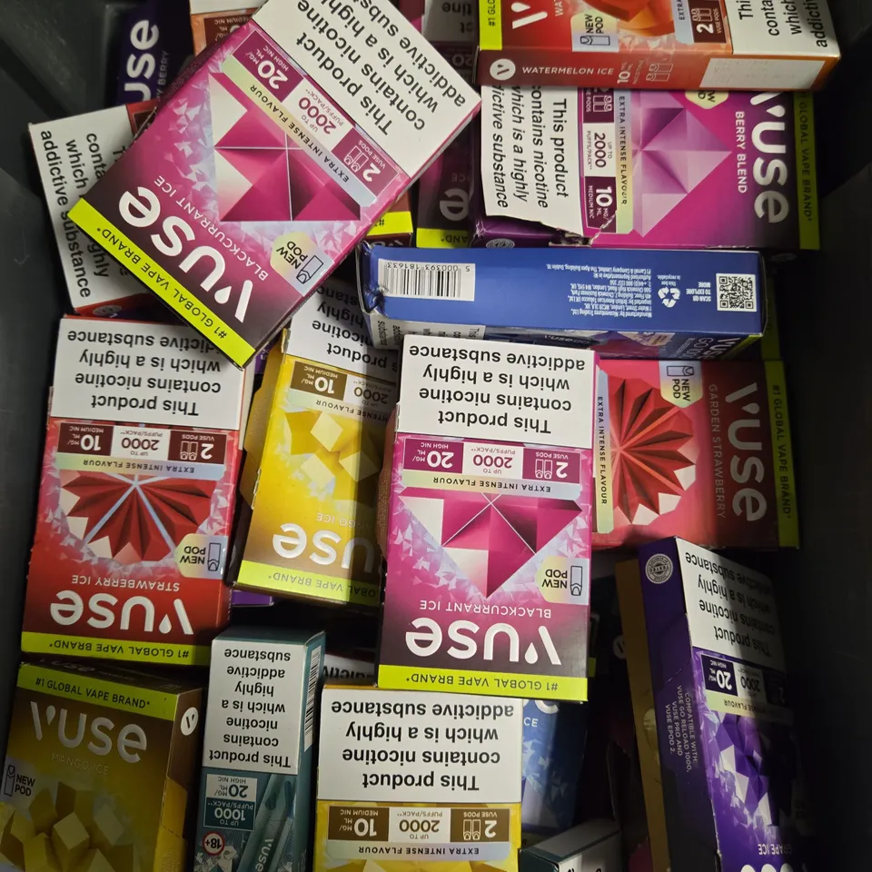 APPROXIMATELY 20 ASSORTED E-CIGARETTE & VAPING ITEMS IN VARIOUS BRANDS 