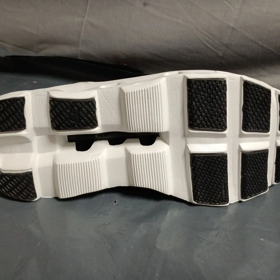 PAIR OF ON RUNNING CLOUD SNEAKERS –UK SIZE 6.5