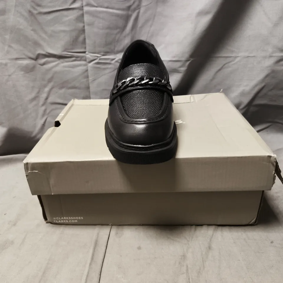 BOXED PAIR OF CLARKS ERIS EDGE Y LOAFERS W. CHAIN DETAIL IN BLACK SIZE UK 6