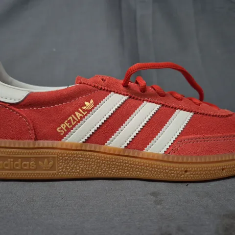 BOXED PAIR OF ADIDAS HANDBALL SPEZIAL SHOES IN CORAL/CREAM UK SIZE 6.5