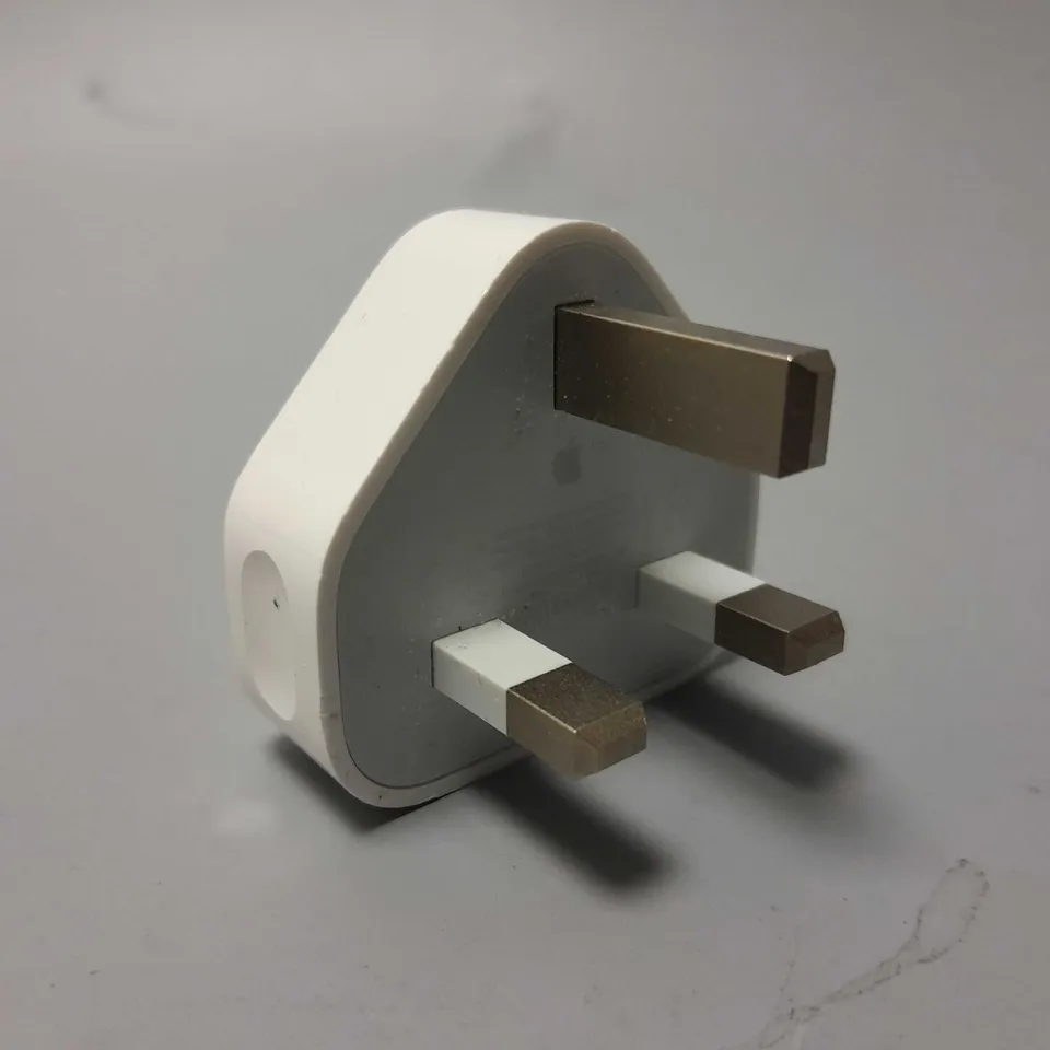 APPROXIMATELY 200 USB TRAVEL ADAPTER PLUGS IN WHITE