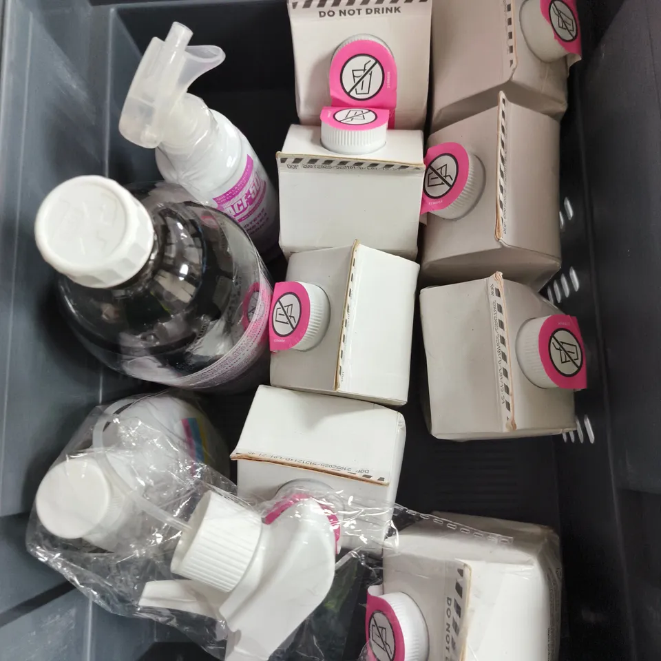 TOTE OF APPROXIMATELY 10 HOUSEHOLD LIQUIDS TO INCLUDE SMOL WASHING UP LIQUID REFILL, ZOFLORA DISINFECTANT SPRAY AND MULTI-FUNCTIONAL CLEANING MILK