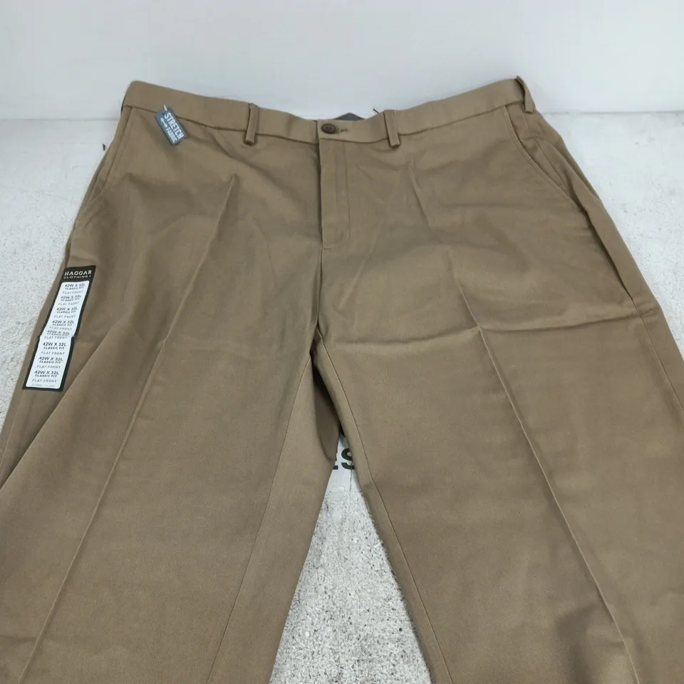 HAGGAR MEN'S CLASSIC FIT KHAKI TROUSERS 42W X 32L