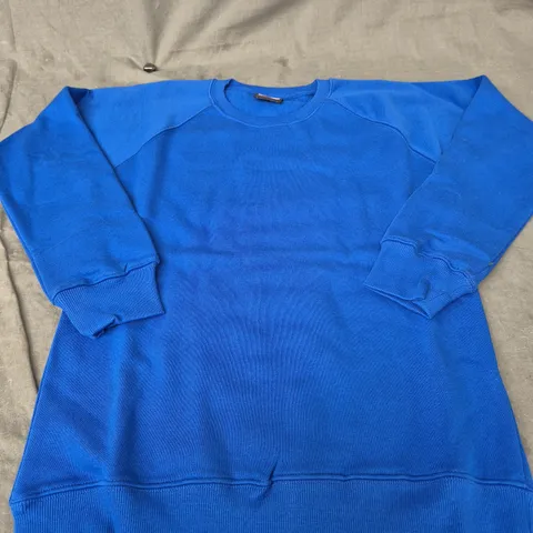 BOX OF APPROXIMATELY 30 PLAIN KIDS SCHOOL JUMPERS IN BLUE - VARIOUS SIZES