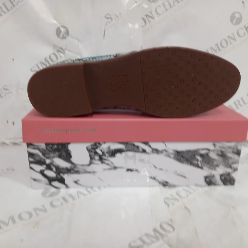 BOXED PAIR OF MODA INPELLE BLUE SILVER SNAKE PRINT WIDE FIT SMART LOAFER IN SIZE 39