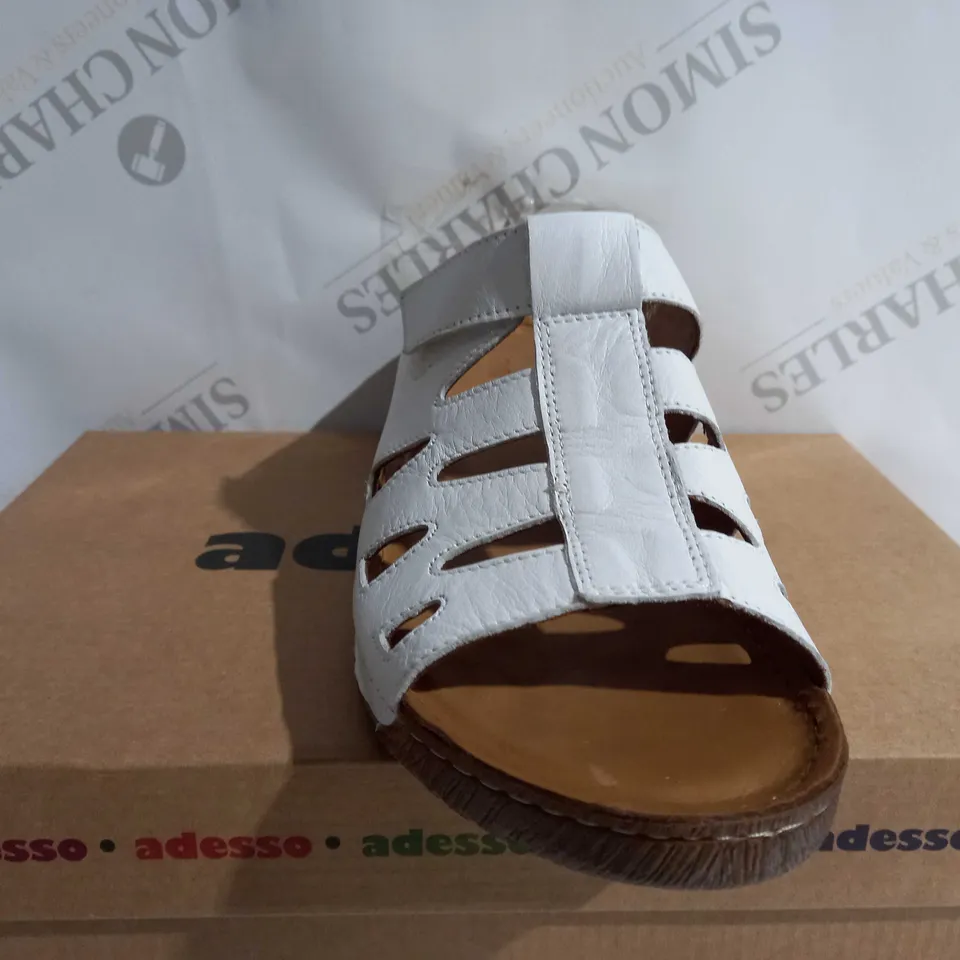 BOXED PAIR OF ADESSO FRANCES MULES IN WHITE UK SIZE 6