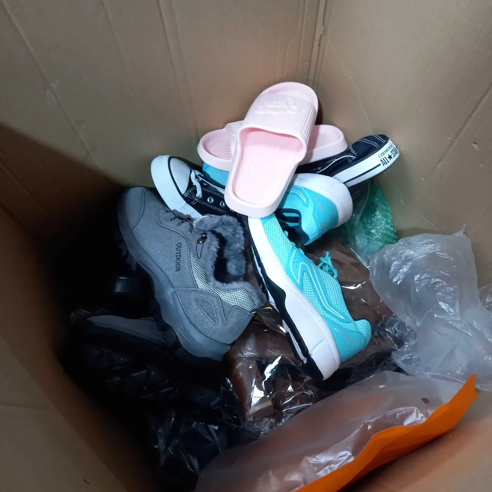 BOX OF APPROXIMATELY 10 PAIRS OF SHOES TO INCLUDE CONVERSE, SLIDERS, GYM SHOES ETC