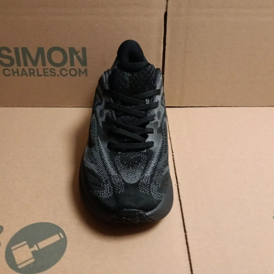 PAIR OF HOKA TRAINERS IN BLACK SIZE UK 9