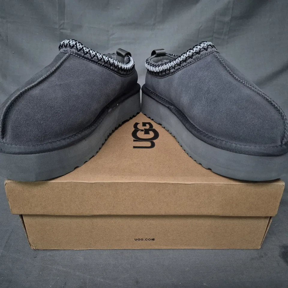 BOXED PAIR OF UGG SHOES IN GREY UK SIZE 7