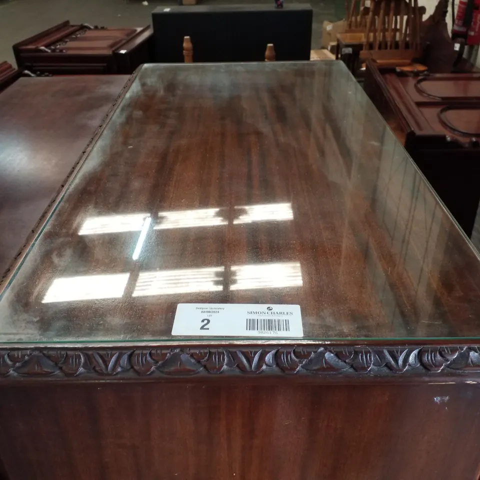 FLAME MAHOGANY VENEER GLASS-TOPPED LOCKABLE DRINKS CABINET WITH QUEEN ANNE LEGS