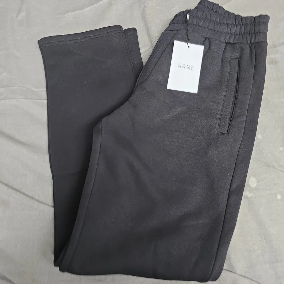 BAGGED ARNE ESSENTIAL STRAIGHT LEG JOGGER – BLACK, SIZE S