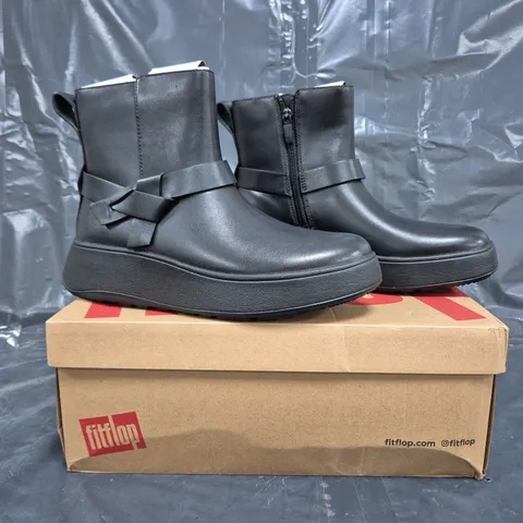 BOXED PAIR OF FITFLOP F-MODE FOLDED-KNOT LEATHER FLATFORM CHELSEA BOOTS IN BLACK SIZE 5