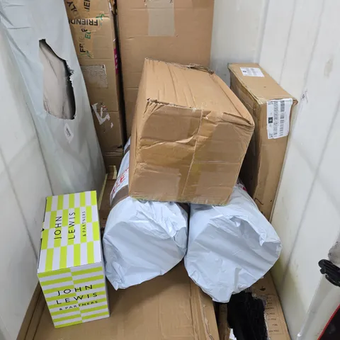 CAGE OF APPROXIMATELY 10 ASSORTED HOUSEHOLD ITEMS TO INCLUDE BATTLESHIPS GAME, ETC - COLLECTION ONLY