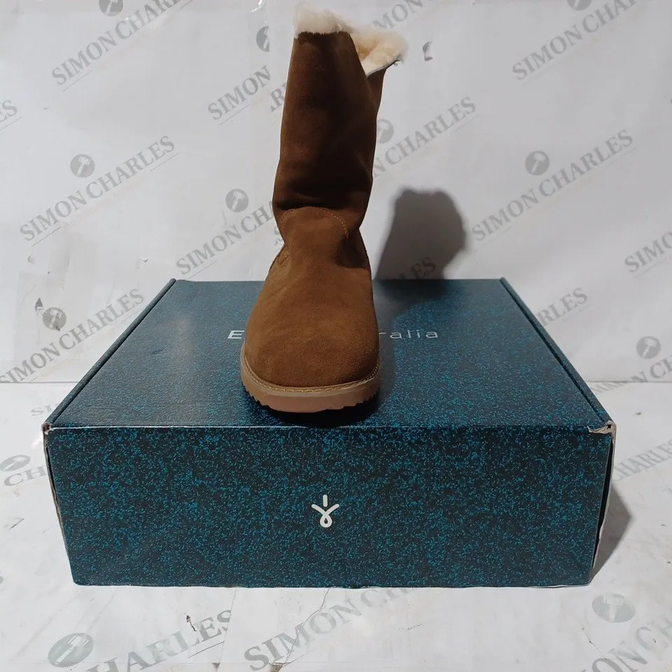 BOXED PAIR OF EMU AUSTRALIA "GRAVELLY" LEATHER BOOTS - UK SIZE 7, OAK