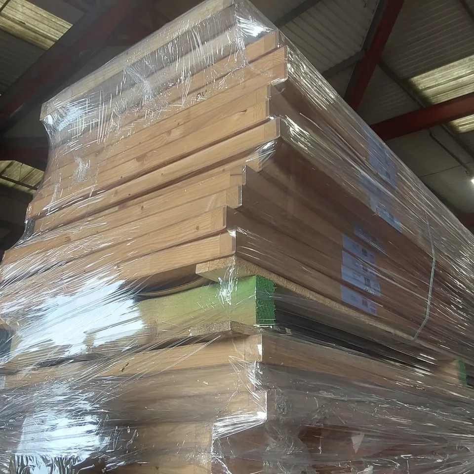 PALLET CONTAINING A VERY LARGE QUANTITY OF ASSORTED DOORS