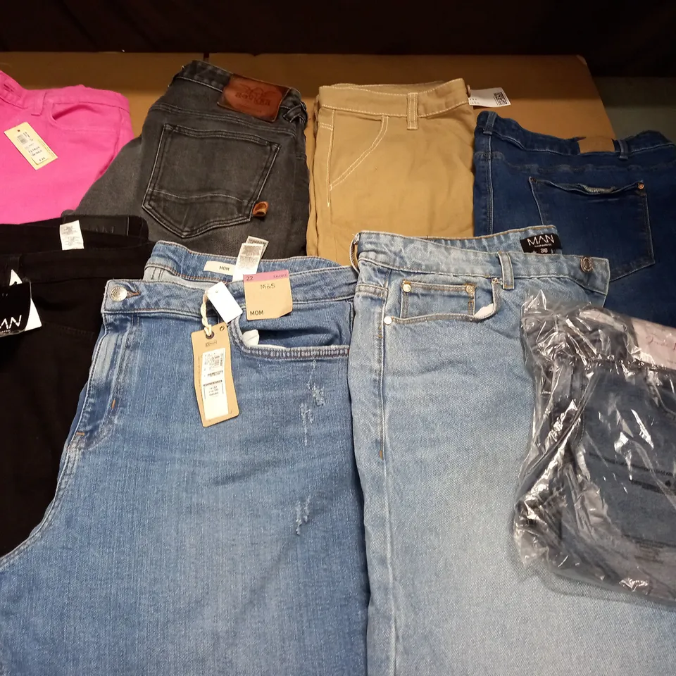 LOT OF 8 ASSORTED PAIRS OF JEANS IN VARIOUS SIZES