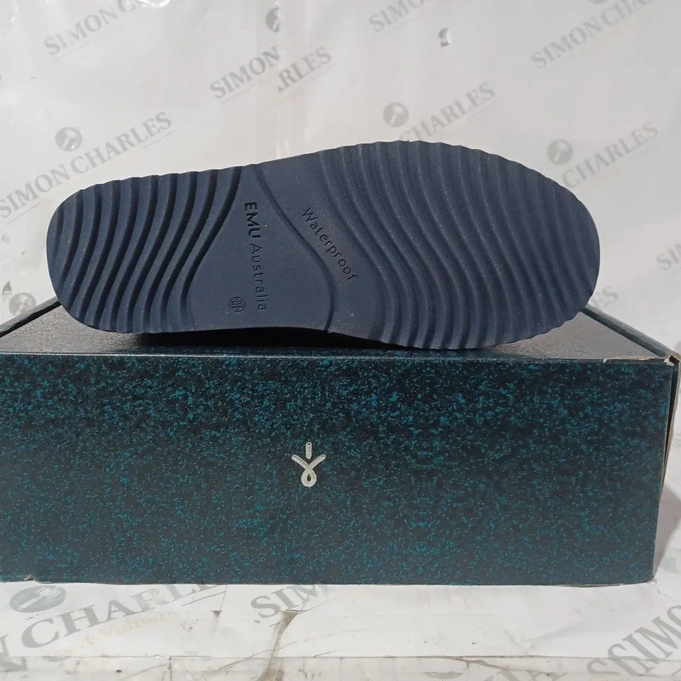 BOXED PAIR OF EMU AUSTRALIA "GRAVELLY" LEATHER BOOTS - UK SIZE 7, MIDNIGHT