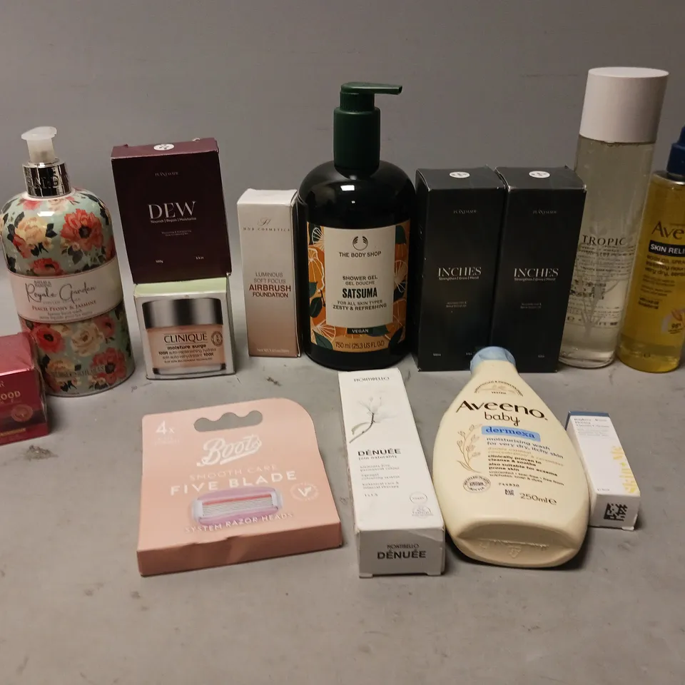 APPROXIMATELY 20 ASSORTED COSMETIC PRODUCTS TO INCLUDE BOOTS RAZOR HEADS, TROPIC SO SLEEPY, AND INCHES ETC. 