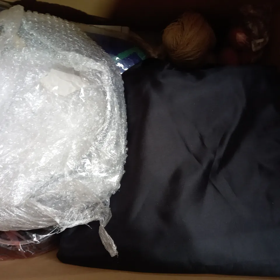 BOX OF APPROXIMATELY 10 ASSORTED HOUSEHOLD ITEMS TO INCLUDE JOHN LEWIS PLAIN COTTON CUSHION, BROWNING FISHING XITAN POLE CLEANING BRUSH SET, TINSEL TOWN COLOUR YOUR OWN CHRISTMAS MUG, ETC