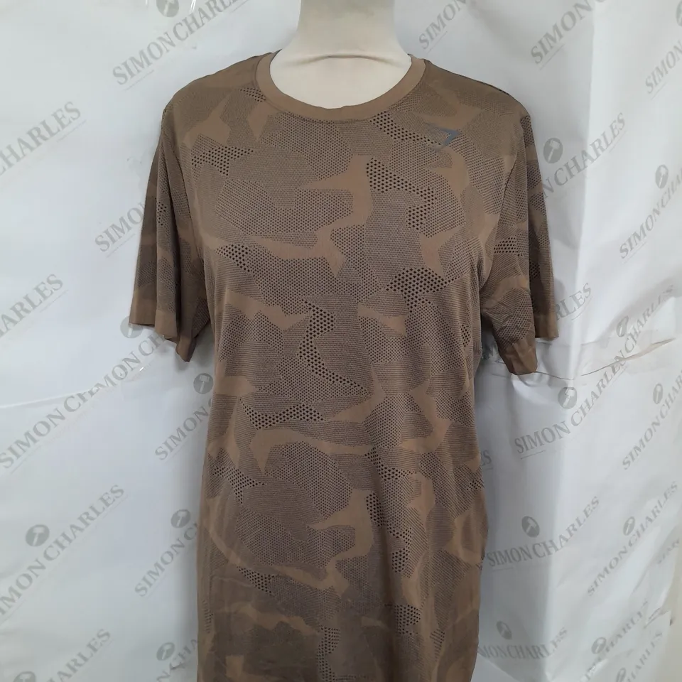 GYMSHARK TRAINING TSHIRT IN BROWN CAMO SIZE M